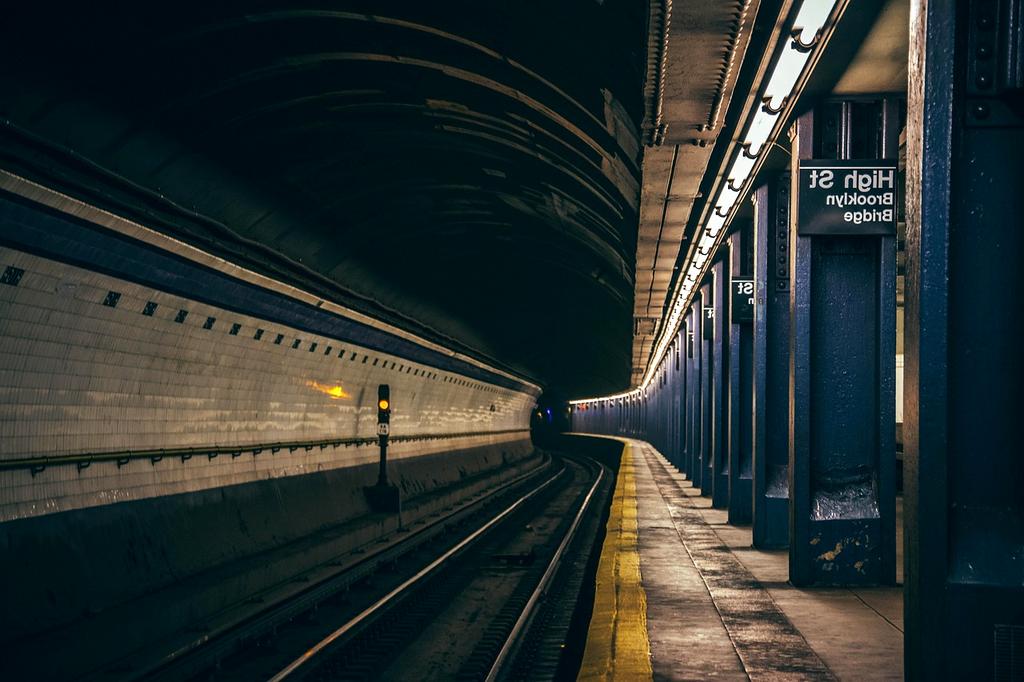 Quantum processor visualization with glowing qubits